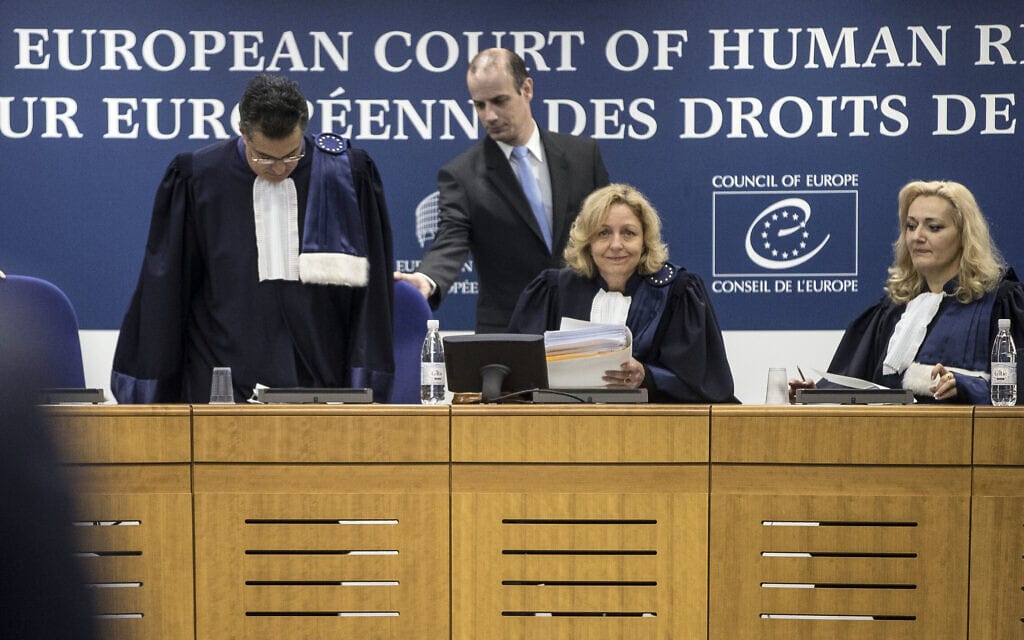 בית המשפט האירופי לזכויות אדם דן באישומים נגד ראש ממשלת איטליה לשעבר, סילביו ברלוסקוני, 2013 (צילום: AP Photo/Jean-Francois Badias)