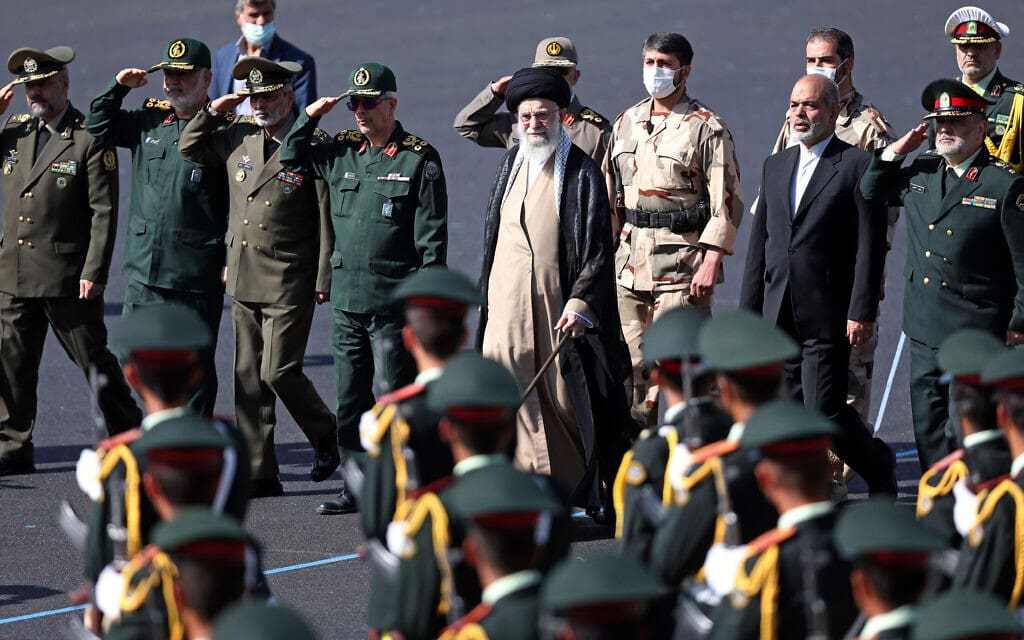 האייתוללה עלי חמינאי בטקס סיום הכשרת שוטרים באיראן, 3 באוקטובר 2022 (צילום: Office of the Iranian Supreme Leader via AP)