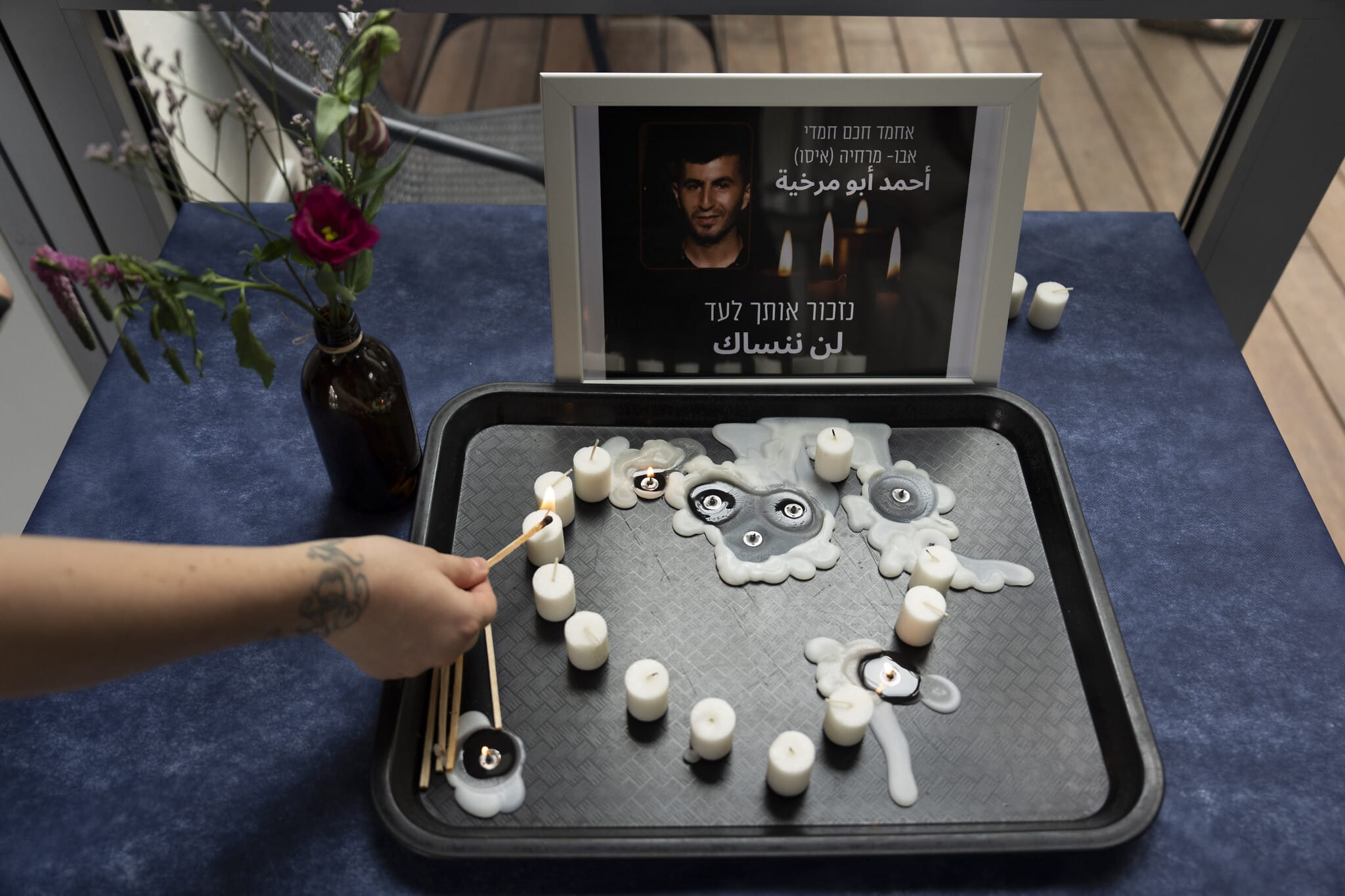הדלקת נרות לזכרו של אחמד אבו מורחייה במקלט ללהט"בים בתל אביב, 7 באוקטובר 2022 (צילום: AP Photo//Oded Balilty)