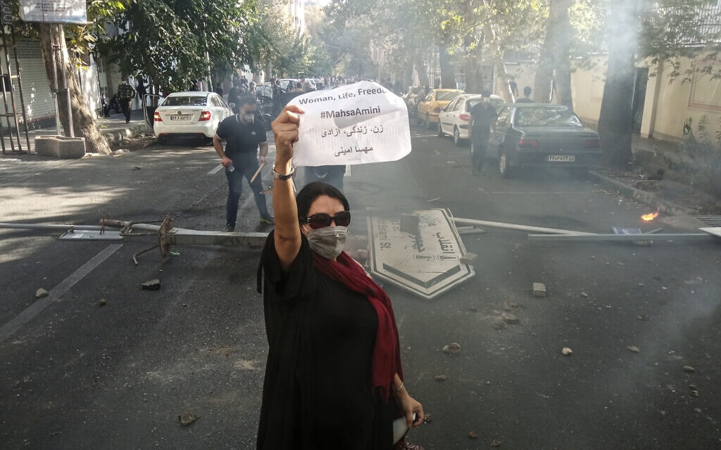 מחאה ברחובות טהרן בעקבות מותה של מהסה אמיני שהוכתה למוות על ידי משטרת המוסר באיראן, 1 באוקטובר 2022 (צילום: AP Photo/Middle East Images)