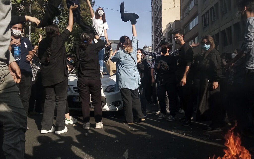 מחאה ברחובות טהרן בעקבות מותה של מהסה אמיני שהוכתה למוות על ידי משטרת המוסר באיראן, 1 באוקטובר 2022 (צילום: AP Photo/Middle East Images)