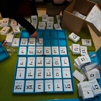 פתקי הרשימות המתמודדות בבחירות מסודרות בקלפי בקריית ארבע, 1 בנובמבר 2022 (צילום: Tsafrir Abayov, AP) פתקי הרשימות המתמודדות בבחירות מסודרות בקלפי בקריית ארבע, 1 בנובמבר 2022 (צילום: Tsafrir Abayov, AP)