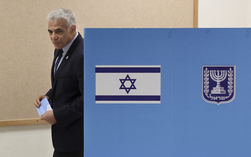 יושב ראש יש עתיד, ראש הממשלה יאיר לפיד, מצביע בבחירות בקלפי בתל אביב, 1 בנובמבר 2022 (צילום: Jack Guez/Pool Photo via AP)