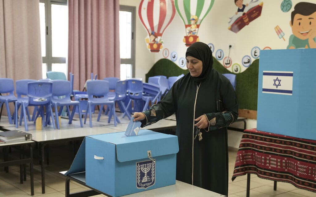 אילסוטרציה: תושבת טייבה מצביעה בבחירות לכנסת, 1 בנובמבר 2022 (צילום: Mahmoud Illean, AP)