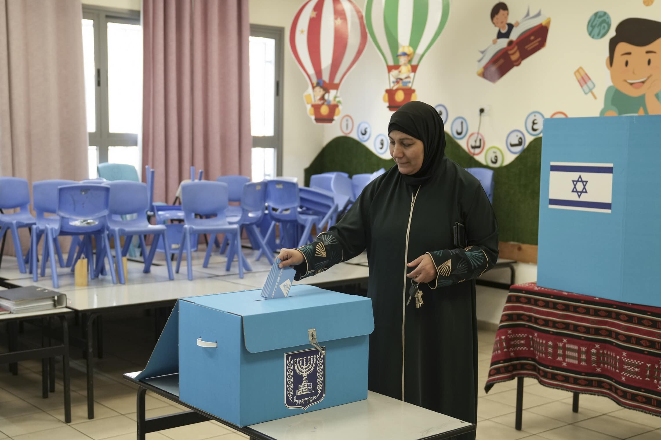 אילסוטרציה: תושבת טייבה מצביעה בבחירות לכנסת, 1 בנובמבר 2022 (צילום: Mahmoud Illean, AP)