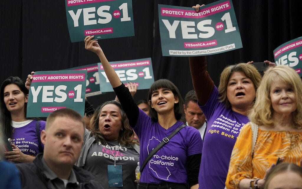 תומכי הגנה על הזכות להפלות בעצרת בחירות בלונג ביץ&#039;, קליפורניה, לקראת בחירות אמצע הקדנציה, 6 בנובמבר 2022 (צילום: AP Photo/Damian Dovarganes)