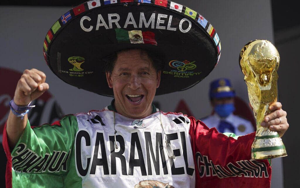 כרמלו, אוהד נבחרת מקסיקו, עם פסלון דמוי גביע העולם במונדיאל העשירי שלו, הפעם בקטאר (צילום: AP Photo/Marco Ugarte)