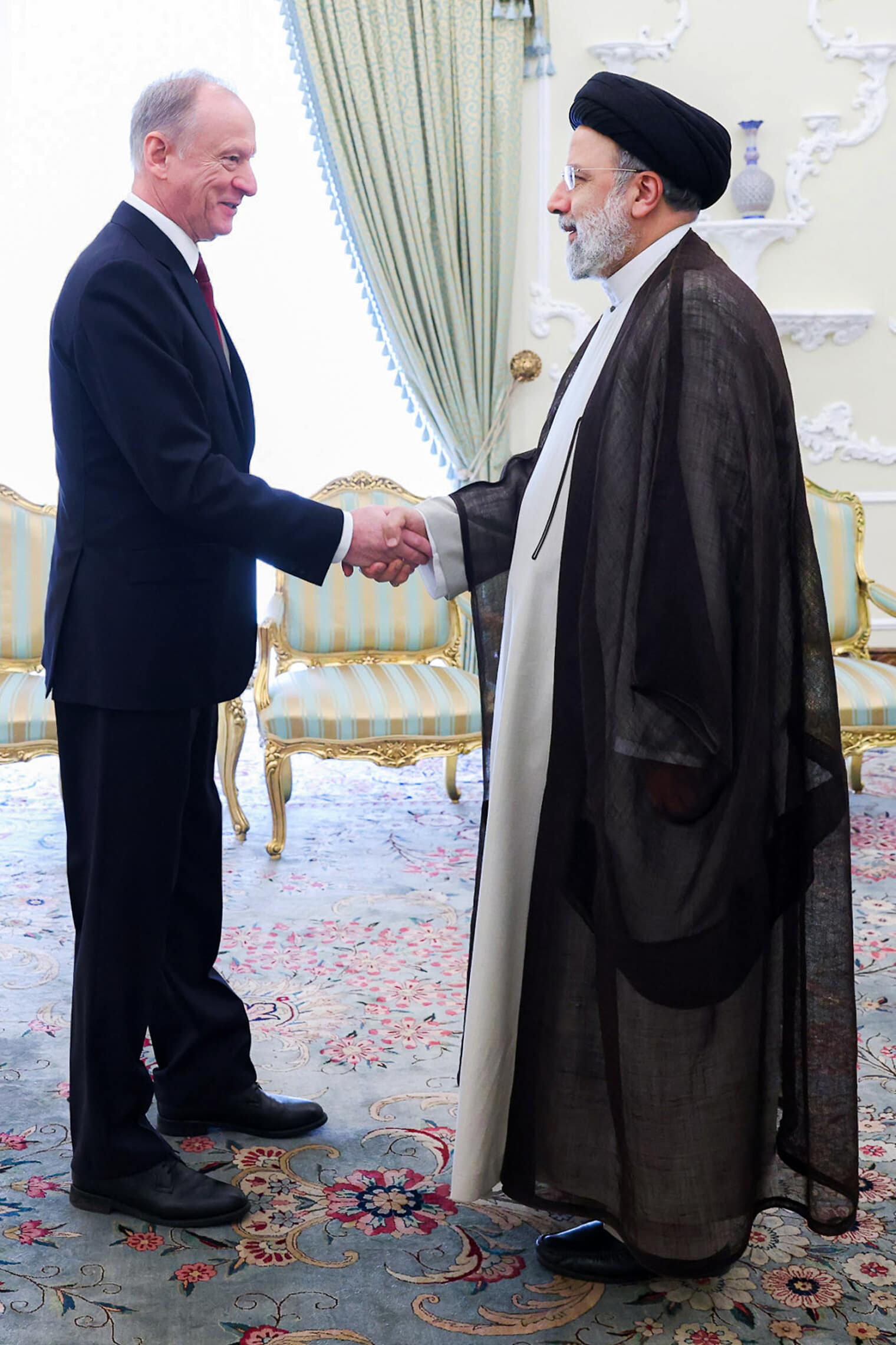 נשיא איראן אבראהים ראיסי נפגש עם ראש המל&quot;ל של רוסיה ניקולאי פטרושיי בטהרן, 9 בנובמבר 2022 (צילום: Iranian Presidency Office via AP)