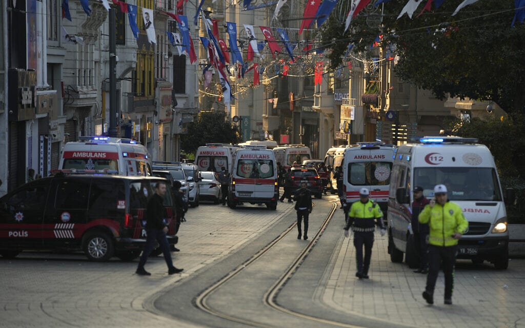 זירת הפיגוע בשדרות איסתיקלאל באיסטנבול, 13 בנובמבר 2022 (צילום: AP Photo/Francisco Seco)