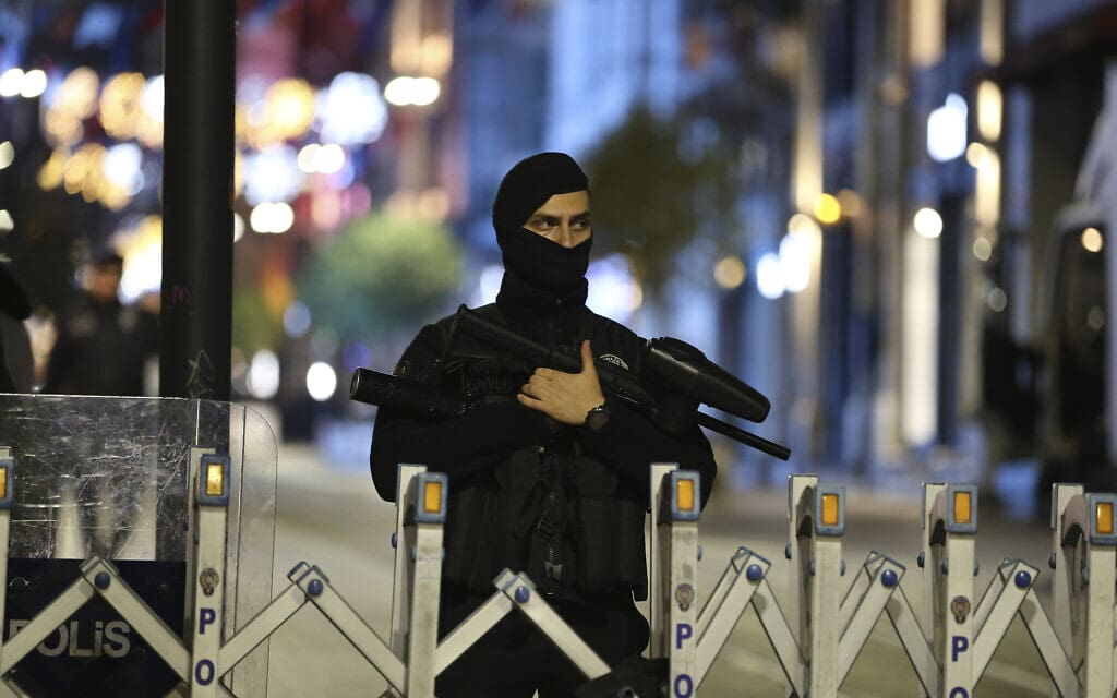 שוטר טורקי עומד בזירת הפיגוע בשדרות איסתיקלאל באיסטנבול, 13 בנובמבר 2022 (צילום: AP Photo/Emrah Gurel)