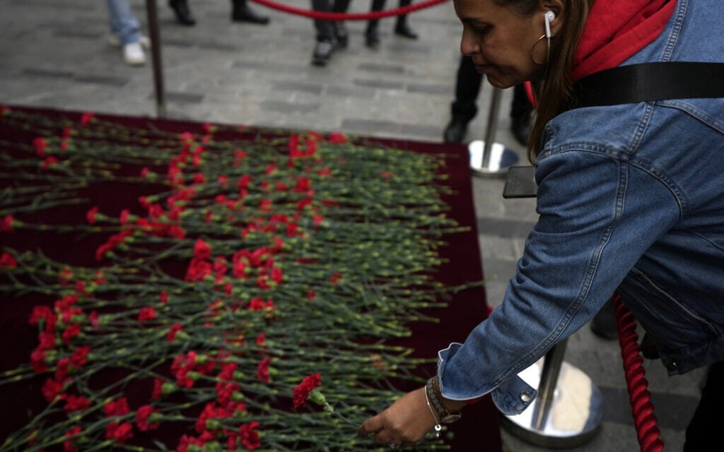 אזרחי טורקיה מניחים פרחים בזירת הפיגוע בשדרות איסתיקלאל באיסטנבול, 14 בנובמבר 2022 (צילום: AP Photo/Khalil Hamra)