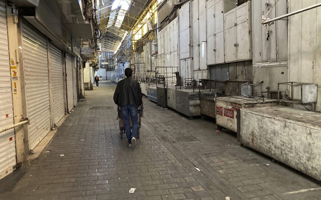 חנויות סגורות בבזאר הגדול של טהראן כסולידריות עם מחאת החיג'אב, 15 בנובמבר 2022 (צילום: AP Photo/Vahid Salemi)