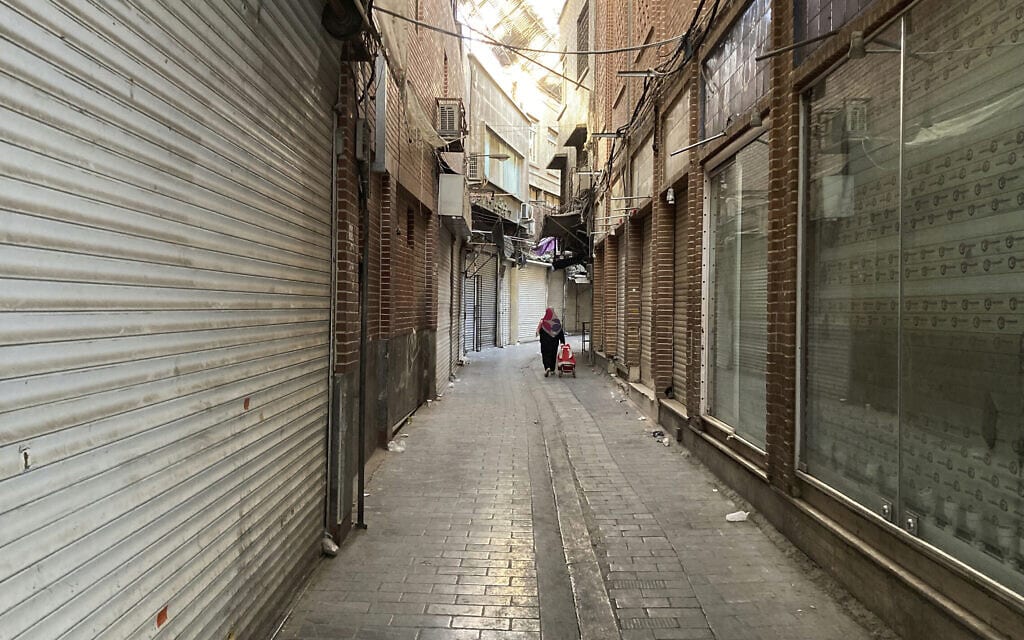 חנויות סגורות בבזאר הגדול של טהראן כסולידריות עם מחאת החיג&#039;אב, 15 בנובמבר 2022 (צילום: AP Photo/Vahid Salemi)