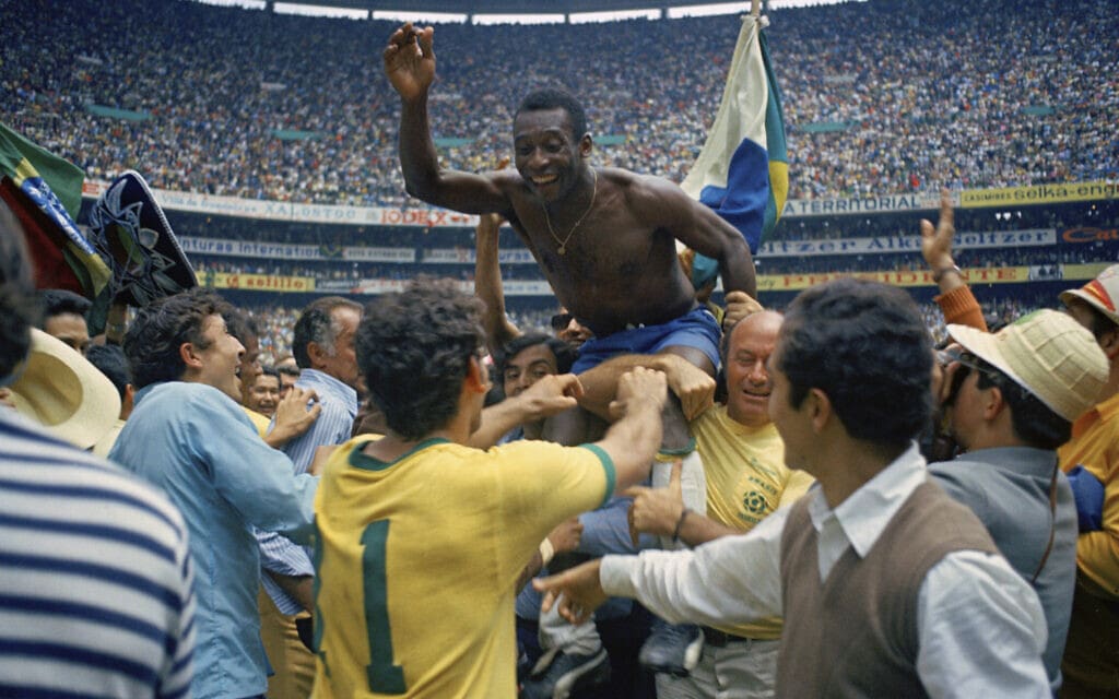 פלה מונף על כתפי חבריו לנבחרת בגמר המונדיאל שנערך במקסיקו ב-1970. ברזיל ניצחה את איטליה 4:1 (צילום: AP Photo)