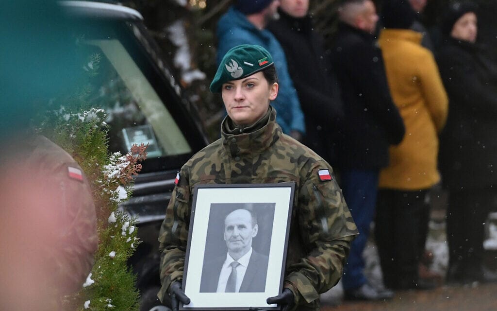 הלוויתו של אחד משני האזרחים הפולנים שנהרגו מפגיעת טיל מתוצרת רוסיה, 19 בנובמבר 2022 (צילום: AP Photo)