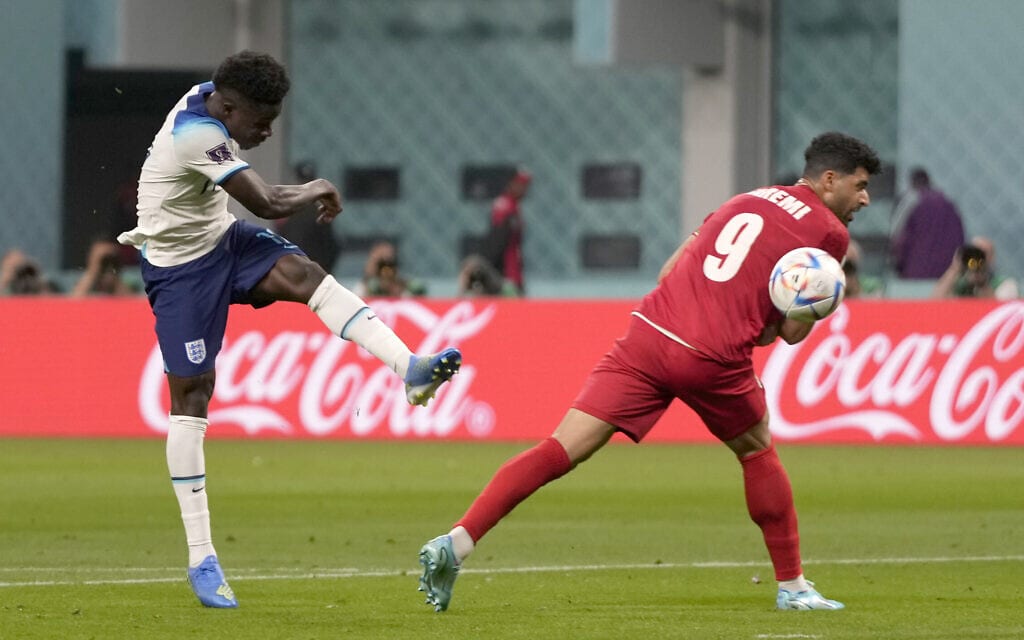 שחקן נבחרת אנגליה בוקאיו סאקה מבקיע שער במשחק מול נבחרת איראן ביום השני של המונדיאל בקטאר, 21 בנובמבר 2022 (צילום: AP Photo/Frank Augstein)