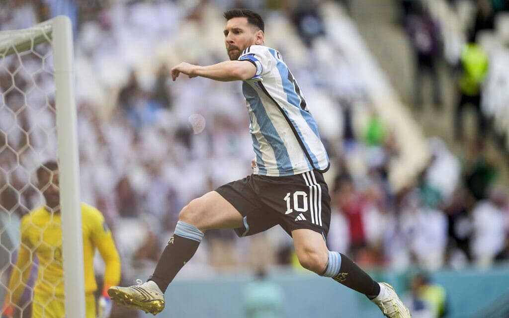 ליאו מסי כובש שער עבור נבחרת ארגנטינה במשחק נגד ערב הסעודית במונדיאל בקטאר, 22 בנובמבר 2022 (צילום: AP Photo/Jorge Saenz)
