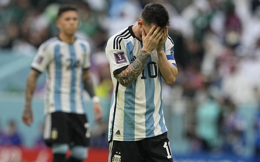 ליאו מסי מליט את פניו אחרי ההפסד של ארגנטינה מול ערב הסעודית במונדיאל בקטאר, 22 בנובמבר 2022 (צילום: AP Photo/Ebrahim Noroozi)
