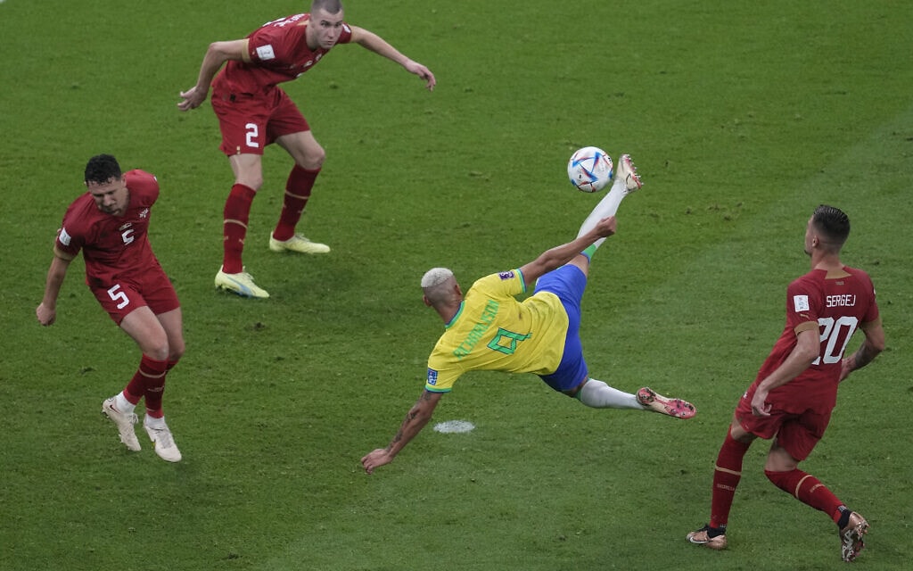רישרליסון מבקיע שער שני עבור ברזיל במשחק מול סרביה במונדיאל בקטאר, 25 בנובמבר 2022 (צילום: AP Photo/Darko Vojinovic)