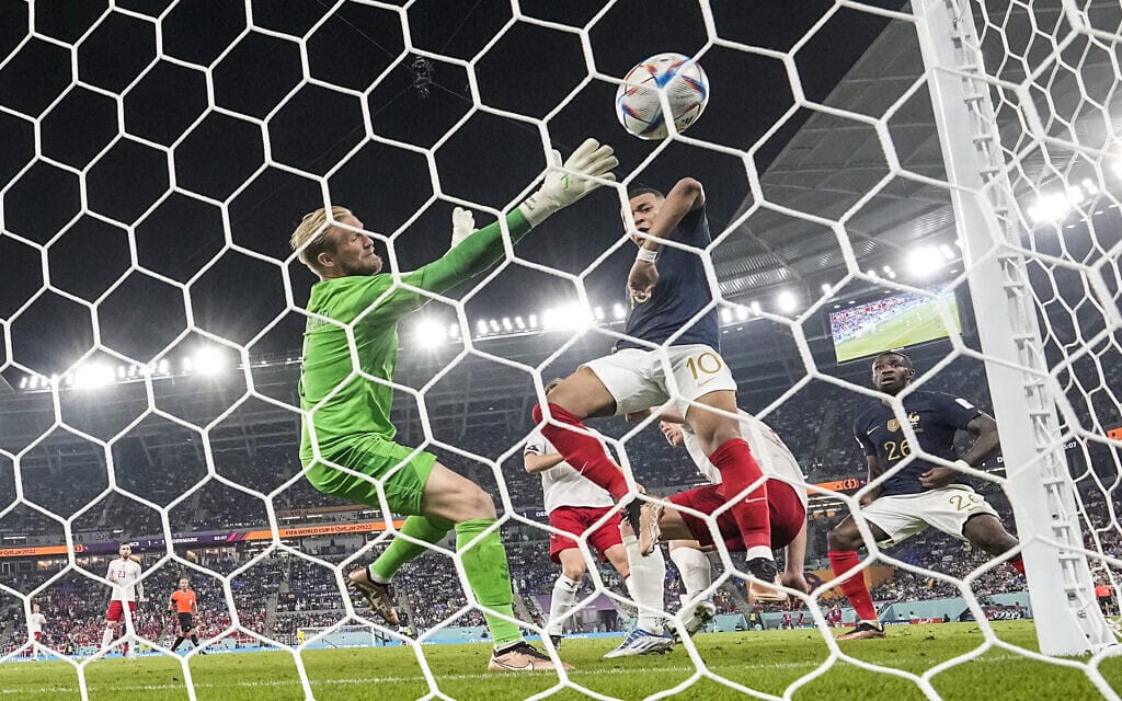 קיליאן אמבפה מבקיע שער שני עבור צרפת במשחק מול נבחרת דנמרק במונדיאל בקטאר, 26 בנובמבר 2022 (צילום: AP Photo/Martin Meissner)