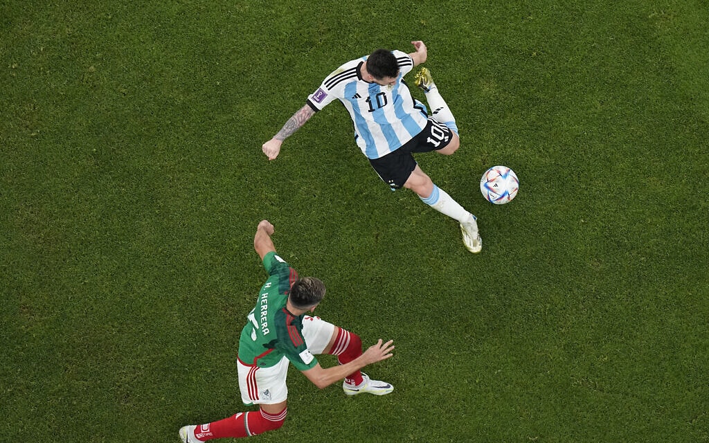 ליאו מסי מבקיע שער עבור ארגנטינה במשחק מול מקסיקו במונדיאל בקטאר, 26 בנובמבר 2022 (צילום: AP Photo/Pavel Golovkin)
