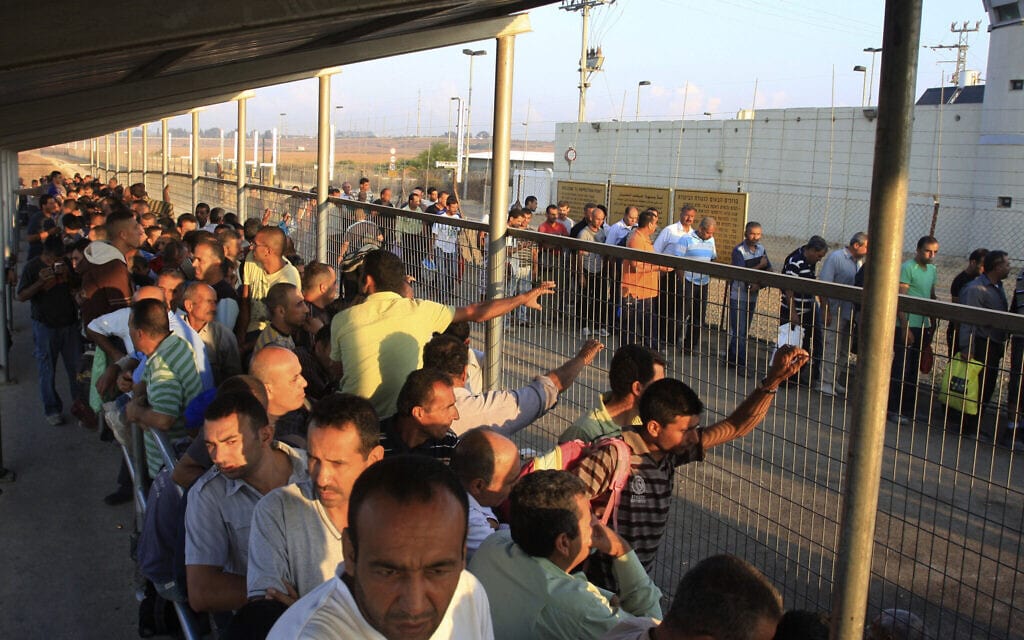 אילוסטרציה: פועלים פלסטינים ממתינים להיכנס לישראל דרך מחסום קלקיליה, 9 באוקטובר 2012 (צילום: AP Photo/Nasser Ishtayeh)