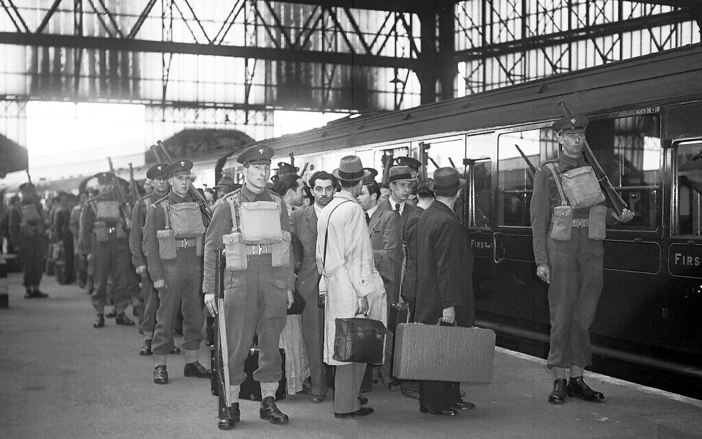 &quot;האויבים הזרים&quot; עוזבים את לונדון, תחת ליווי צבאי חמוש, למחנות המעצר, 17 במאי 1940 (צילום: AP Photo)