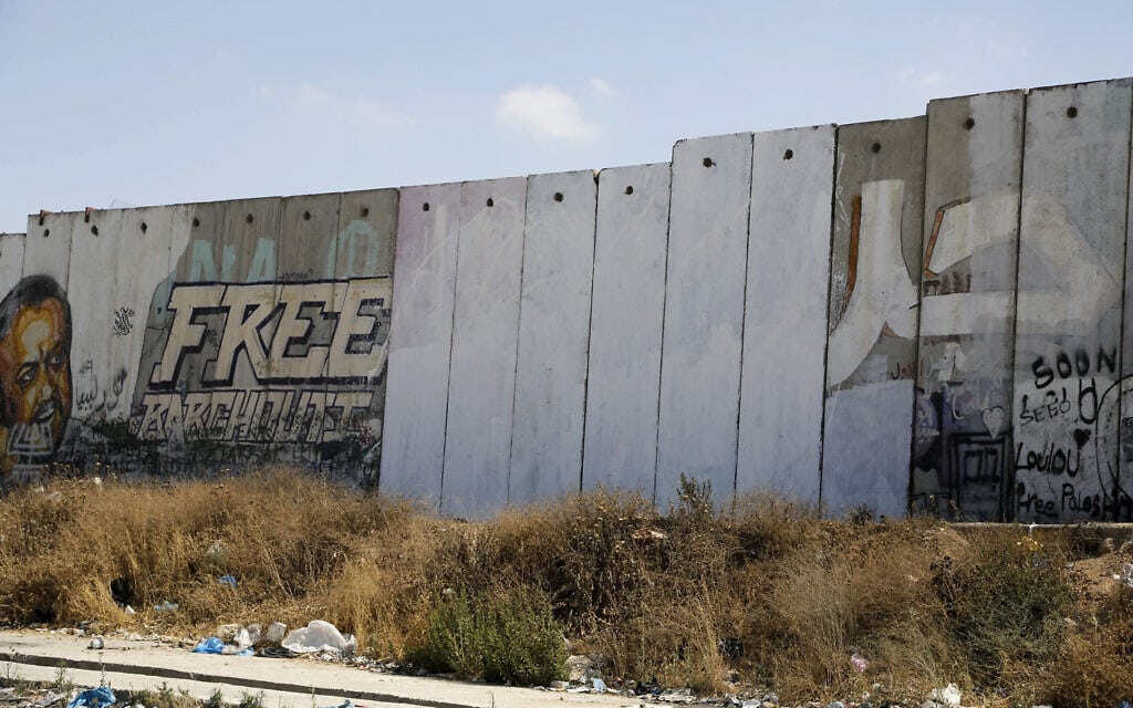 קטע מגדר הביטחון שנצבע מחדש לאחר שאומן פלסטיני צייר עליו דגל בצבעי הקשת, ליד רמאללה, 30 ביוני 2015 (צילום: AP Photo/Nasser Shiyoukh)