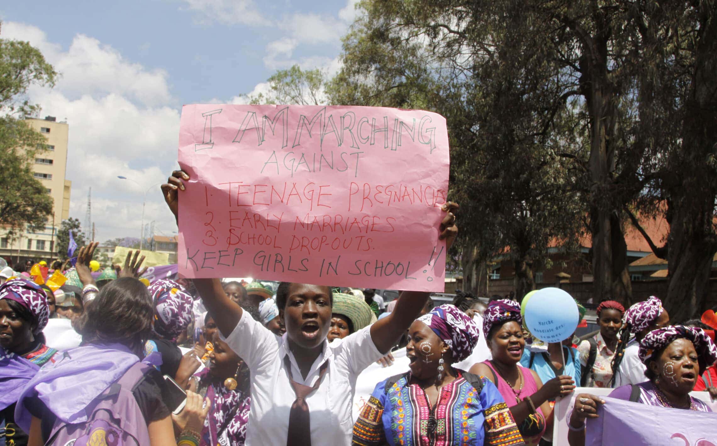 נשים מקניה, אוגנדה, טנזניה, רואנדה ובורונדי מפגינות נגד נישואי קטינים, הטרדות מיניות ומילת נשים, קניה, 13 באוקטובר 2015 (צילום: AP Photo/Khalil Senosi)