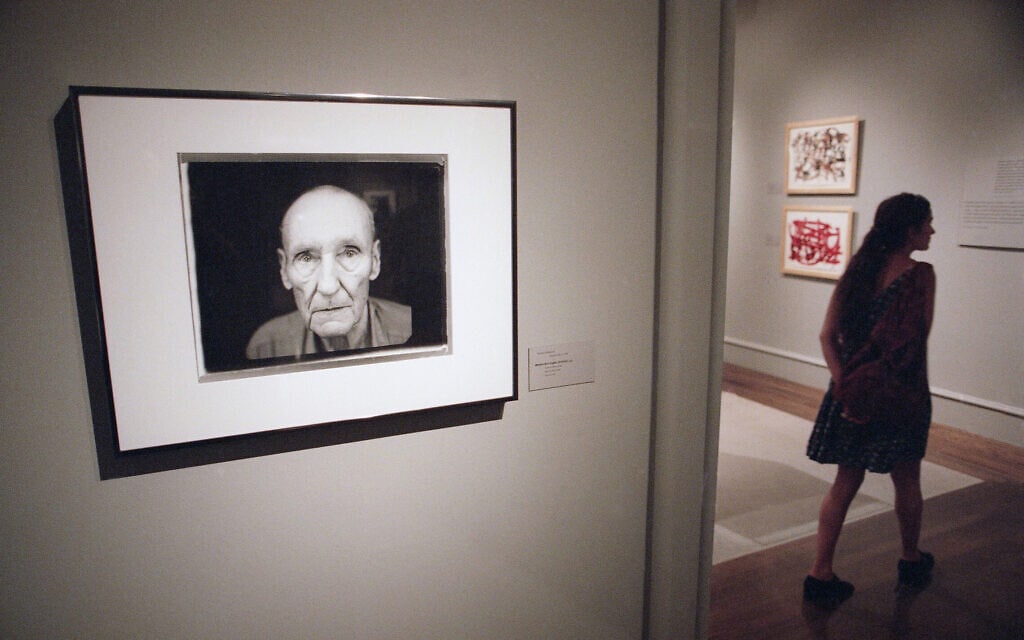 דיוקן של ויליאם בורוז משנת 1995, שצילמה אנני ליבוביץ, במוזיאון לאומנות בלוס אנג&#039;לס, 13 באוגוסט 1996 (צילום: AP Photo/Chris Pizzello)