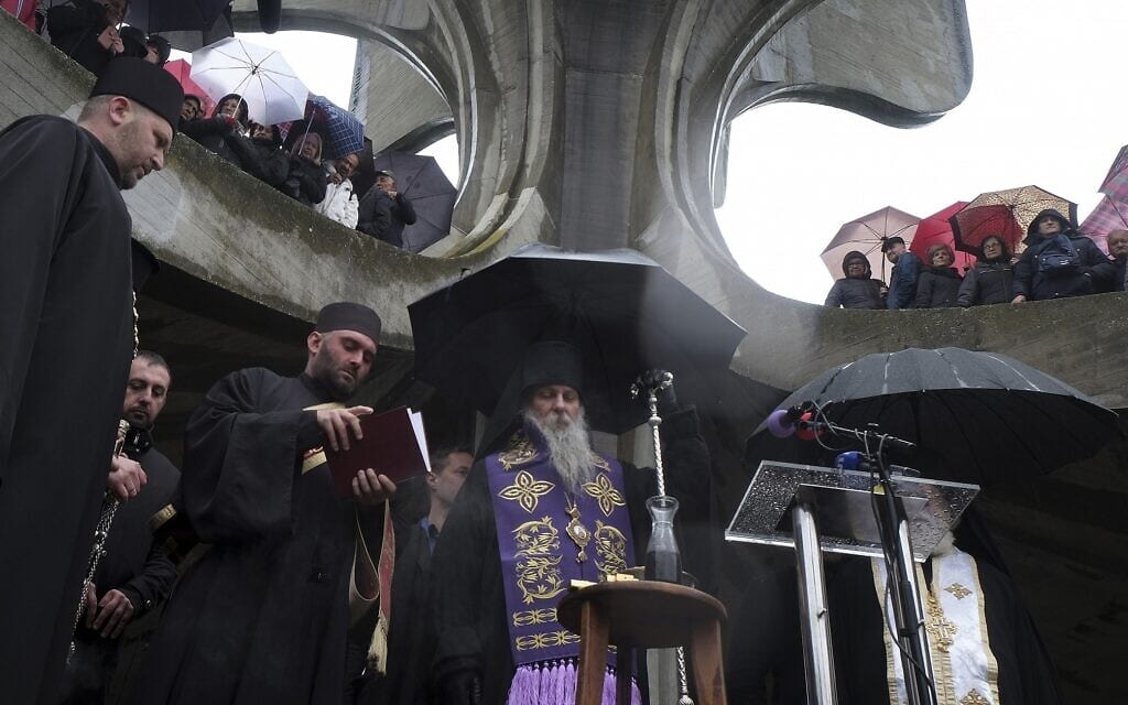 טקס דתי במרכז הנצחה לעשרות אלפי יהודים שנרצחו במחנות ההשמדה בשטחי קרואטיה, 12 באפריל, 2019 (צילום: Associated Press)