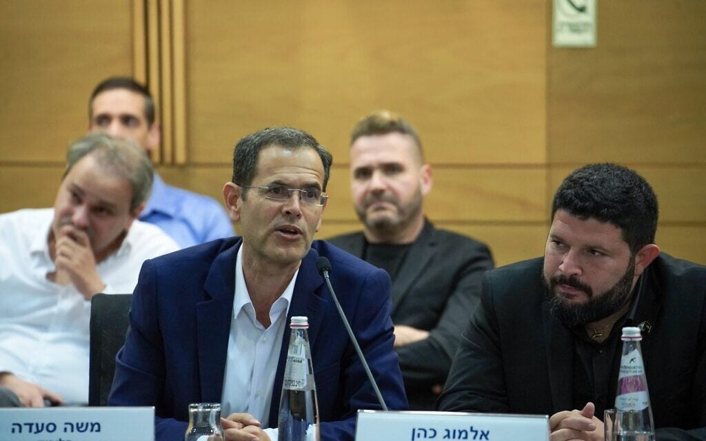 אלמוג כהן ומשה סעדה ביום ההכשרה שערכה מזכירות הכנסת למי שעתידים להתמנות לחברי כנסת, 14 בנובמבר 2022 (צילום: דני שם טוב, דוברות הכנסת) אלמוג כהן ומשה סעדה ביום ההכשרה שערכה מזכירות הכנסת למי שעתידים להתמנות לחברי כנסת, 14 בנובמבר 2022 (צילום: דני שם טוב, דוברות הכנסת)