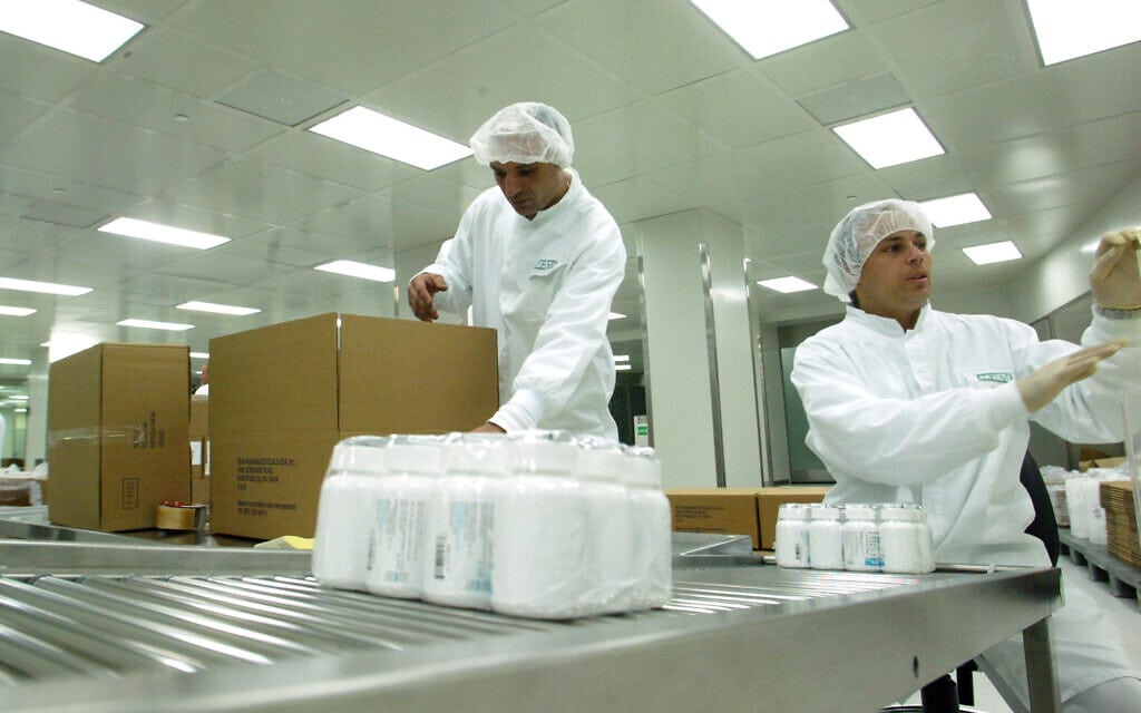 אילוסטרציה: עובדים ישראלים אורזים תרופות על פס ייצור במפעל טבע, ירושלים, 5 ביולי 2007 (צילום: Olivier Fitoussi /Flash90)