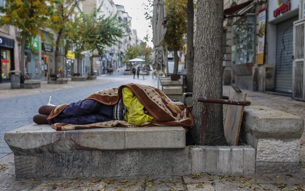 אילוסטרציה: גבר חסר בית ישן במרכז ירושלים, 12 בדצמבר 2014 (צילום: Maxim Dinshtein/ Flash90)