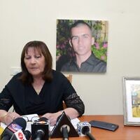 זהבה שאול, אימו של אורון שאול, מדברת במהלך מסיבת עיתונאים בביתה בפוריה עילית, 13 בדצמבר 2015 (צילום: באסל עווידאת, פלאש 90) זהבה שאול, אימו של אורון שאול, מדברת במהלך מסיבת עיתונאים בביתה בפוריה עילית, 13 בדצמבר 2015 (צילום: באסל עווידאת, פלאש 90)
