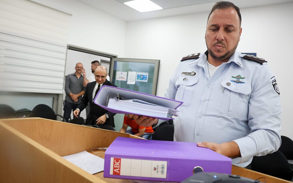 מפקד בית הסוהר גלבוע, פרדי בן שטרית, לפני עדותו בוועדה לבדיקת ההימלטות מהכלא, 31 ביולי 2022 (צילום: פלאש 90)