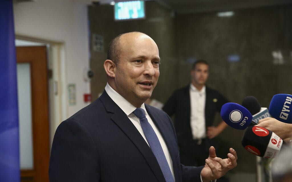 נפתלי בנט משוחח עם עיתונאים לפני ישיבת הממשלה השבועית, 23 באוקטובר 2022 (צילום: Alex Kolomoisky/POOL, מתוך פלאש 90) נפתלי בנט משוחח עם עיתונאים לפני ישיבת הממשלה השבועית, 23 באוקטובר 2022 (צילום: Alex Kolomoisky/POOL, מתוך פלאש 90)