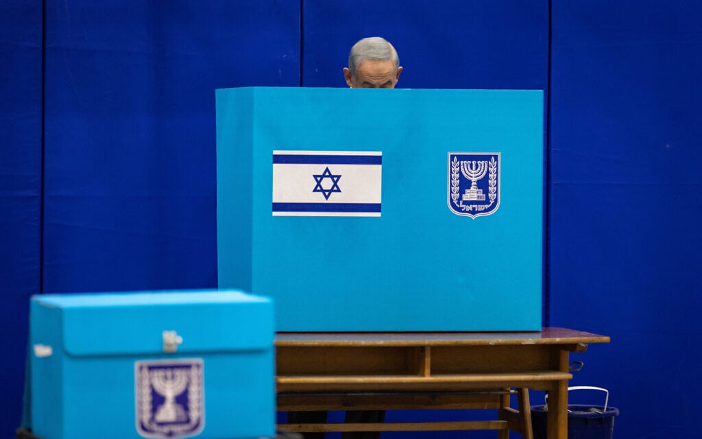 יושב ראש הליכוד, בנימין נתניהו, מצביע בבחירות בקלפי בירושלים, 1 בנובמבר 2022 (צילום: אוליבייה פיטוסי, פלאש 90)