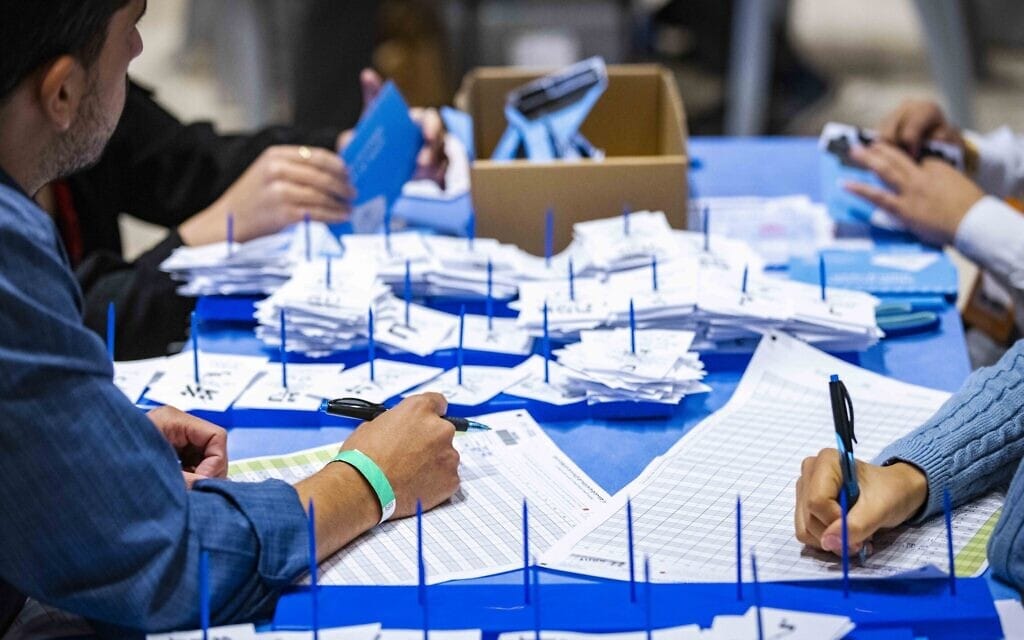 עובדי ועדת הבחירות סופרים את קולות המצביעים בכנסת, 3 בנובמבר 2022 (צילום: אוליבייה פיטוסי, פלאש 90)