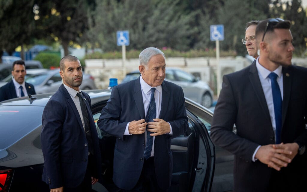 יושב ראש הליכוד בנימין נתניהו בצאתו ממכוניתו בירושלים, 6 בנובמבר 2022 (צילום: יונתן זינדל, פלאש 90)