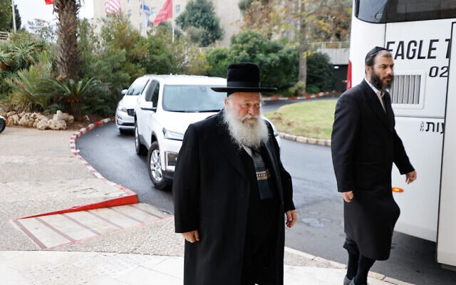 יצחק גולדקנופף בירושלים בדרכו לפגישה של נציגי יהדות התורה עם בנימין נתניהו, 9 בנובמבר 2022 (צילום: אוליבייה פיטוסי, פלאש 90) יצחק גולדקנופף בירושלים בדרכו לפגישה של נציגי יהדות התורה עם בנימין נתניהו, 9 בנובמבר 2022 (צילום: אוליבייה פיטוסי, פלאש 90)
