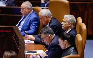 מרב מיכאלי, גדעון סער, יאיר לפיד, בני גנץ ואביגדור ליברמן במליאת הכנסת בעת השבעת חברי הכנסת ה-25, 15 בנובמבר 2022 (צילום: אוליבייה פיטוסי/פלאש90) מרב מיכאלי, גדעון סער, יאיר לפיד, בני גנץ ואביגדור ליברמן במליאת הכנסת בעת השבעת חברי הכנסת ה-25, 15 בנובמבר 2022 (צילום: אוליבייה פיטוסי/פלאש90)