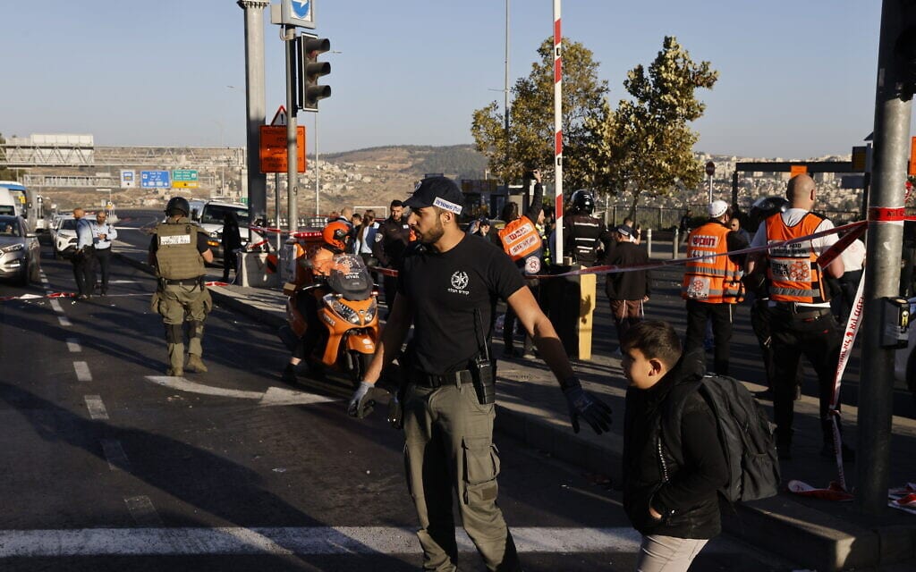 המשטרה וכוחות הביטחון בזירת הפיצוץ בכניסה לירושלים, 23.11.2022 (צילום: אוליבייה פיטוסי, פלאש 90) המשטרה וכוחות הביטחון בזירת הפיצוץ בכניסה לירושלים, 23.11.2022 (צילום: אוליבייה פיטוסי, פלאש 90)
