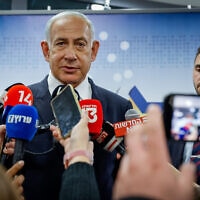 יו"ר הליכוד בנימין נתניהו משוחח עם התקשורת בירושלים, 23 בנובמבר 2022 (צילום: Olivier Fitoussi/Flash90)