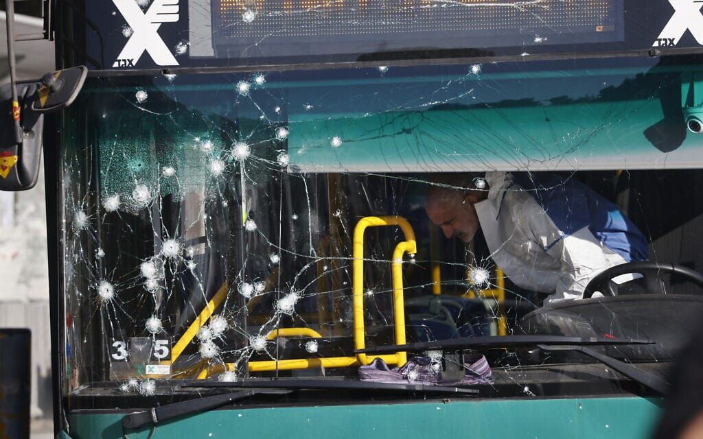נהג בתוך האוטובוס שהתפוצץ בפיגוע בי-ם, 23.11.2022 (צילום: אוליבייה פיטוסי, פלאש 90) נהג בתוך האוטובוס שהתפוצץ בפיגוע בי-ם, 23.11.2022 (צילום: אוליבייה פיטוסי, פלאש 90)