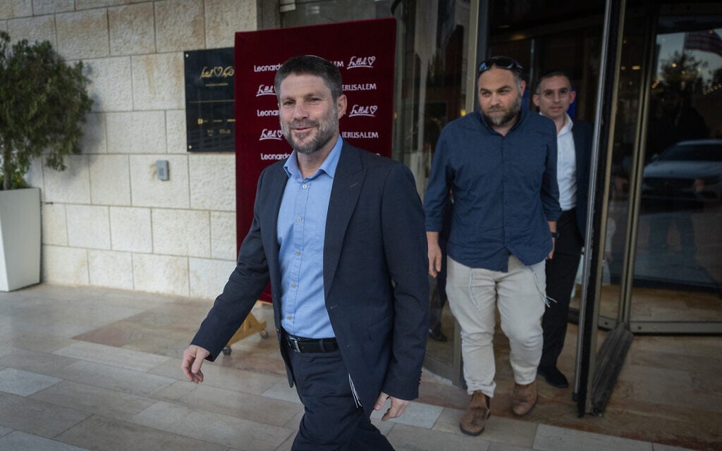 יושב ראש מפלגת הציונות הדתית בצאתו מהשיחות הקואליציוניות בירושלים, 30 בנובמבר 2022 (צילום: יונתן זינדל, פלאש 90)