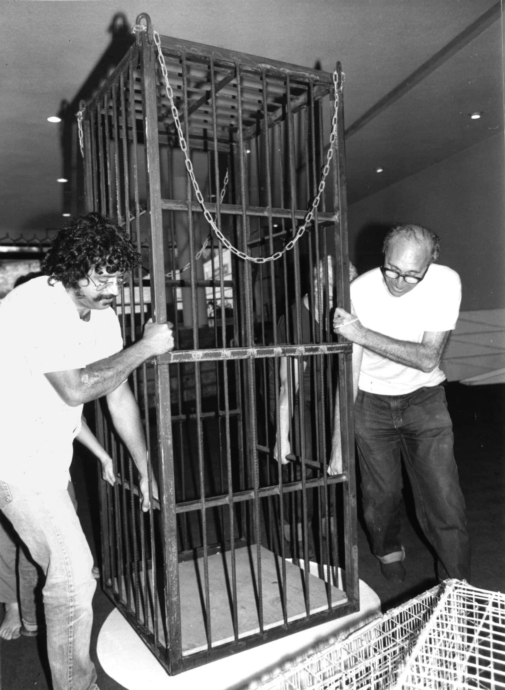 טולי באומן (מימין) בזמן ההצבה של תאי מאסר טרומיים בתיאטרון ירושלים, 1986 (צילום: בועז לניר, ארכיון הצלם)