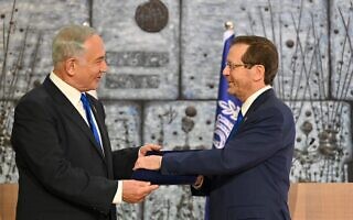 נתניהו מקבל את המנדט להרכבת הממשלה מהנשיא הרצוג, 13 בנובמבר 2022 (צילום: קובי גדעון/ לע״מ) נתניהו מקבל את המנדט להרכבת הממשלה מהנשיא הרצוג, 13 בנובמבר 2022 (צילום: קובי גדעון/ לע״מ)
