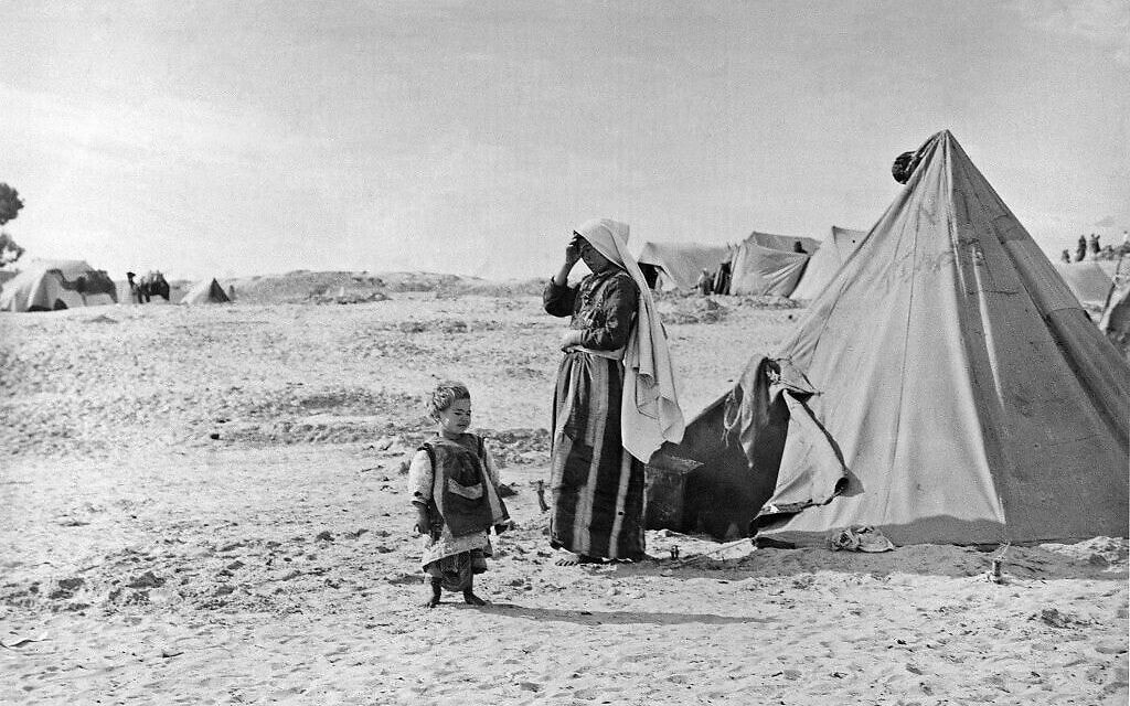 ארכיון אונר&quot;א: פליטים פלסטינים מחוץ לאוהל שלהם בחאן יונס, רצועת עזה, 1948 (צילום: AP/UNRWA Photo Archives)
