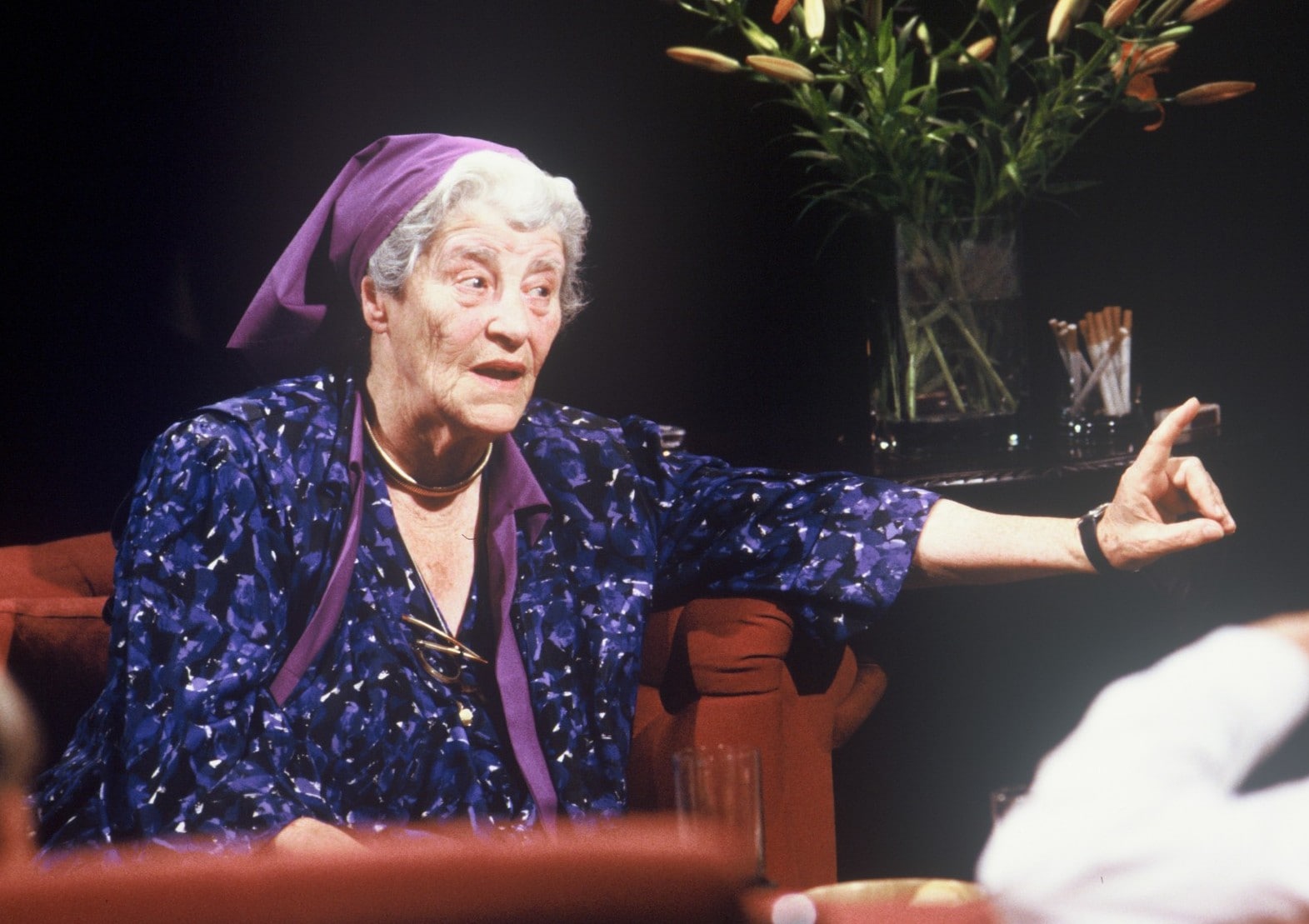 מרים רוטשילד (1908–2005) בתוכנית הטלוויזיה הבריטית &quot;After Dark&quot;, יולי 1988 (צילום: רשות הציבור)